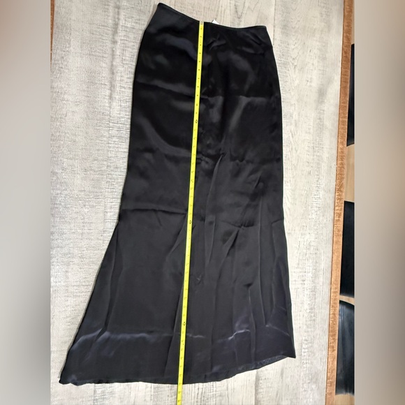 Carmen Marc Valvo Collection Black Satin Maxi Skirt Size Medium - Picture 5 of 8